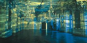 Das Bild gibt Eindrücke von Eliassons Arbeitsweise: Lichtprojektor, Wellenmaschine, Farbfilter, Konvexspiegel kommen zum Einsatz