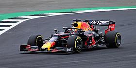 Das Bild zeigt Max Verstappen im Red Bull Formel 1 Auto.