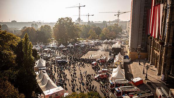Blick auf das Wiener Sicherheitsfest am Rathausplatz Wien aus der Vogelperspektive
