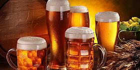 Vienna Beer Week: Verschiedene Biergläser mit Bierfass im Hintergrund