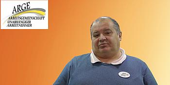 Peter Schwarzinger, der Spitzenkandidat der ARGE für die Personalvertretungswahlen 2019 vor orangen Hintergrund