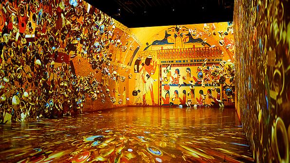 Bild eines Raums der Tutanchamun Ausstellung