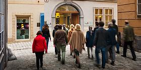 Besucher gehen ins Mozarthaus Vienna