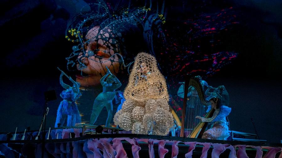 Björk Konzert in Wien: Sängerin in gelben Tüll gehüllt auf der Bühne