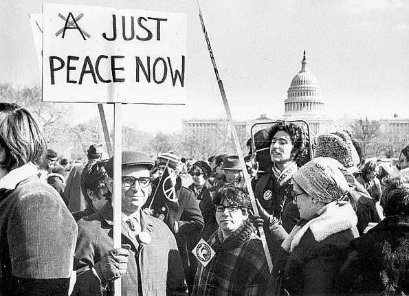 Der Sozialpsychologe und Friedensforscher Herbert C. Kelman bei einer Demonstration gegen den Vietnamkrieg in Washington, D.C. Undatiert, Fotograf:in unbekannt.