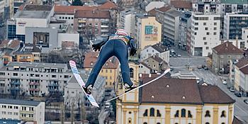 Skispringer über Innsbruck