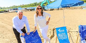 Bezirksvorsteher Ernst Nevrivy und Stadträtin Ulli Sima am Arena Beach mit Liegestühlen und Sonnenschirm.