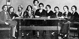 Foto von vielen Frauen an einem Tisch 