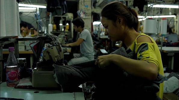 Filmszene: Näherin in einem Sweatshop