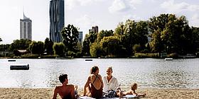 Gruppe sitzt bei der Donau