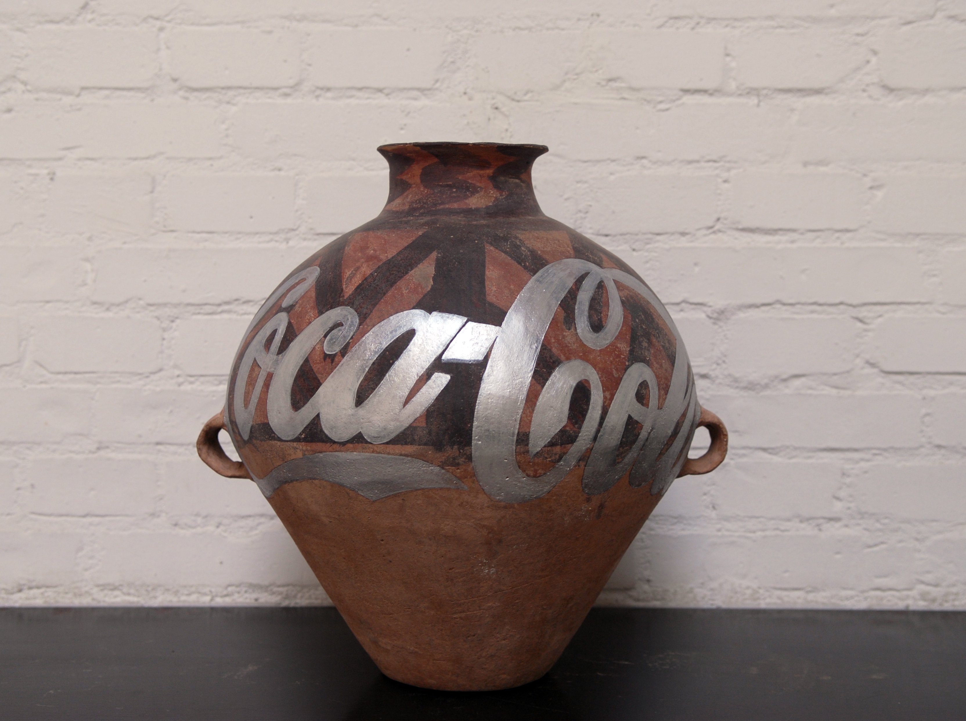 Neolithische Keramikvase mit Coca Cola-Logo