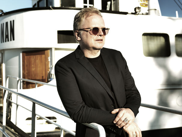 Sänger Herbert Grönemeyer Konzert in der Stadthalle, auf dem Bild mit Sonnenbrille