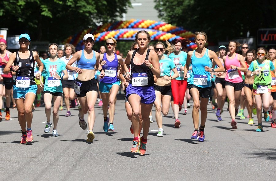 Frauen nehmen an einem Lauf teil