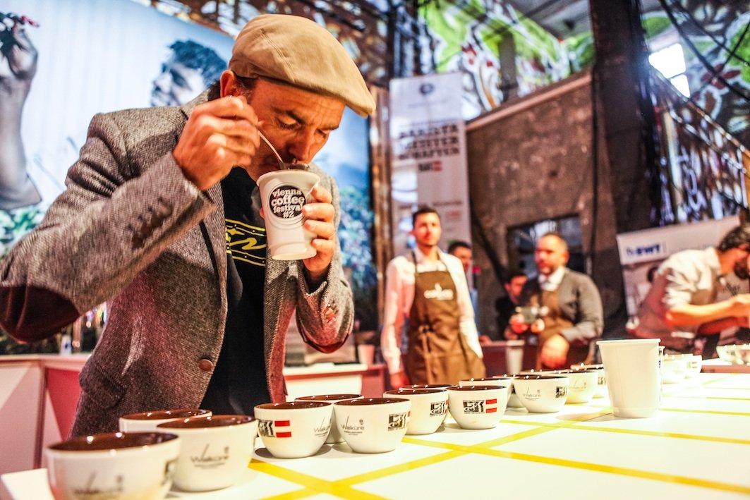 Besucher des Vienna Coffee Festivals verkostet verschiedene Kaffeesorten