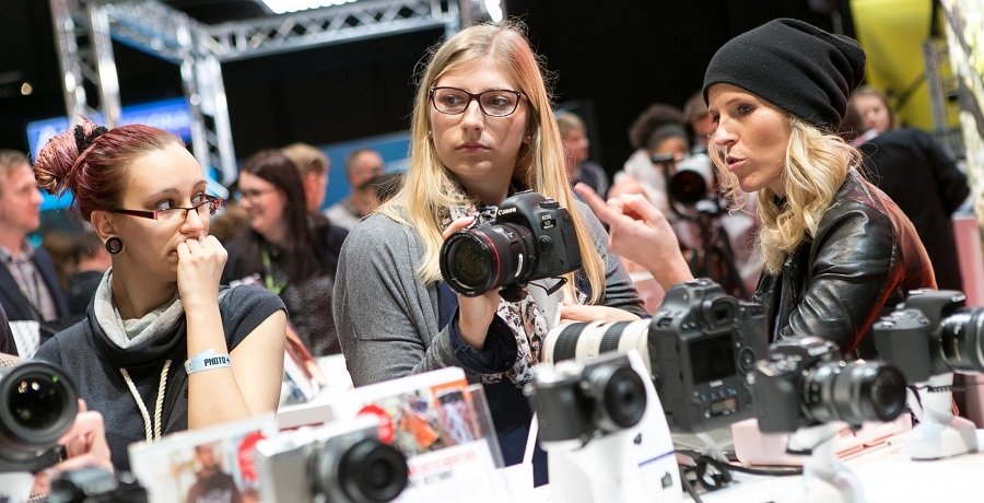 Photo+Adventure Fotomesse Wien: Frauen kaufen eine Kamera
