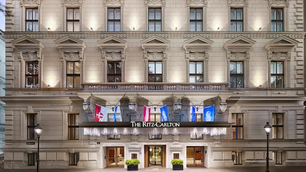 Vorderansicht des Ritz-Carlton in Wien