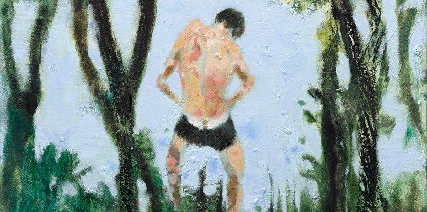Das Bild zeigt einen Mann mit heruntergerutschter Badehose, der in einen See onaniert.