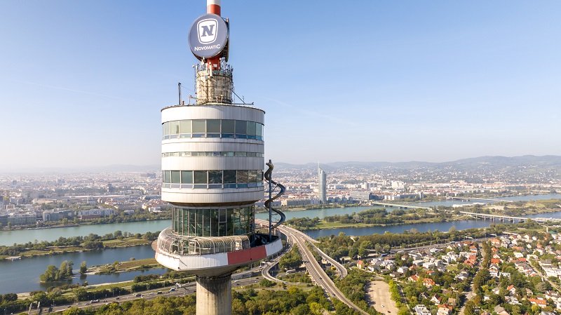 Das Bild zeigt die Donauturm-Rutsche.
