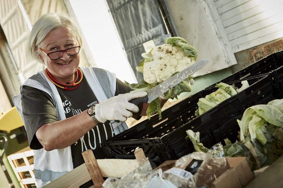 Wiener Tafel ehrenamtliche Mitarbeiterin sortiert Lebensmittel