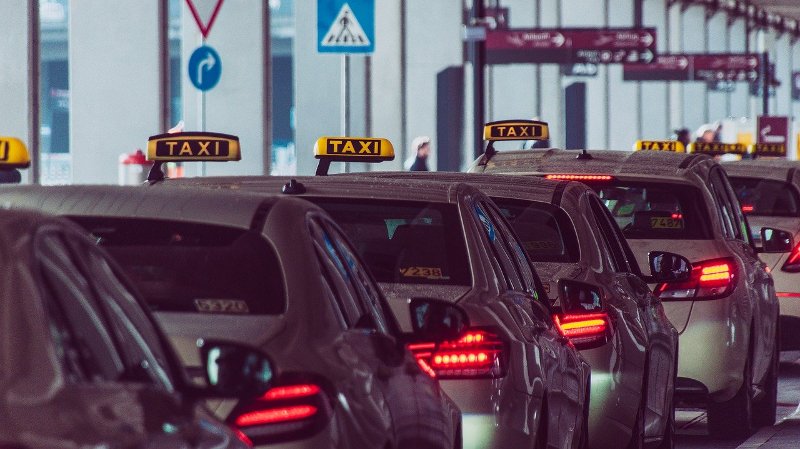 Mehrere Taxis stehen geparkt in einer Reihe am Wiener Flughafen
