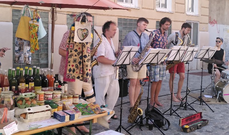 Musikanten auf einem Straßenmarkt in Wien