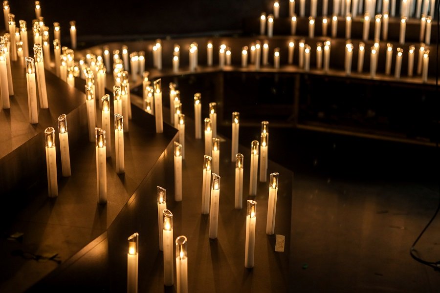 Ausstellung "Mythos Mozart": Im ersten Raum "Mozarts Requiem" leuchten 1.500 Kerzen