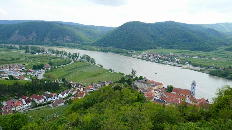 Blick von oben auf die Donau in der Wachau