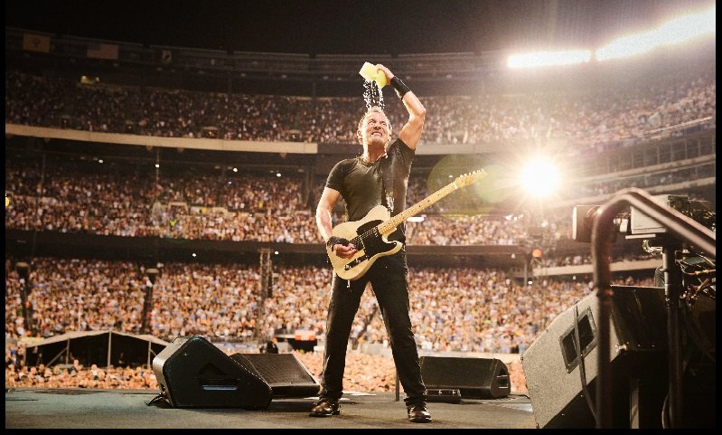 Bruce Springsteen auf einem Konzert vor vollem Publikum
