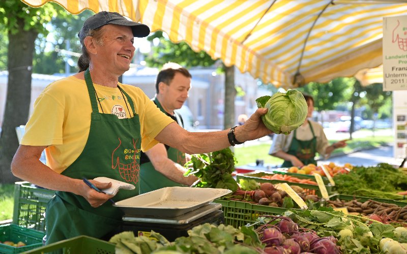 Gemüseverkäufer auf einem Wiener Markt