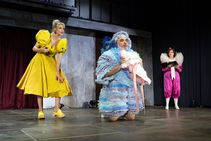 Jenny Frankl, Michael Niavarani und Katharina Dorian in bunten Kostümen auf der Bühne bei im "Sommernachtstraum"