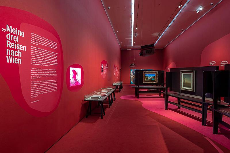 Aufnahme der Ausstellung Dalí-Freud im Belvedere, der Raum ist vollständig in Rot gehalten
