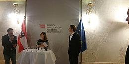 Sebastian Kurz steht mit gedankenverlorenem Lächeln im Alois-Mock-Saal des Außenministeriums