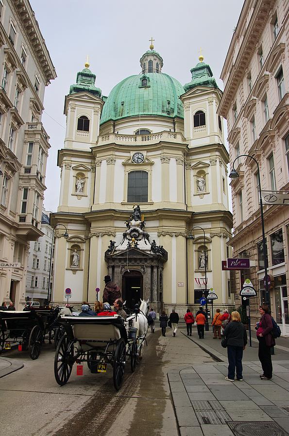 Bild von Straße über die man in die Peterskirche gelangt.