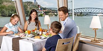 Familie frühstückt an Bord eines Schiffes