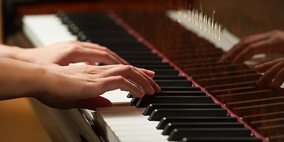 Sommerkonzerte Mozarthaus: Nahaufnahme einer Klavier-Tastatur mit spielenden Händen