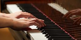 Sommerkonzerte Mozarthaus: Nahaufnahme einer Klavier-Tastatur mit spielenden Händen