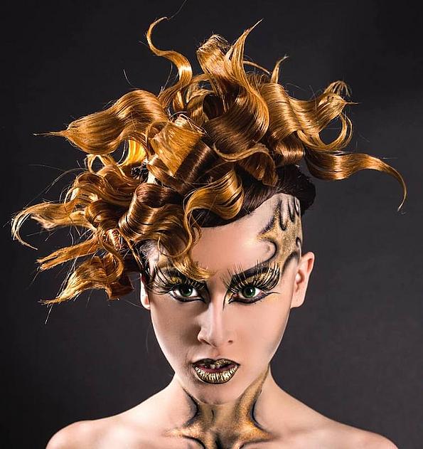 Avantgarde Make-up mit Hairstyling