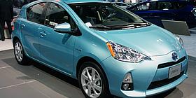Bild von blauem Hybridauto, das auf einer Automesse präsentiert wird.