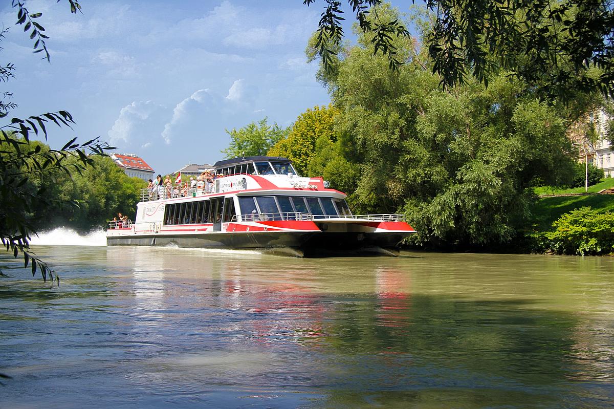 Schiff auf der Donau, Twin City Liner fährt