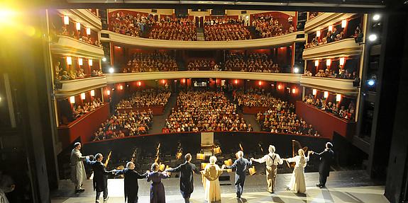 Bühne und Zuschauerraum, Darsteller der Volksoper Wien verbeugen sich beim Schlussapplaus