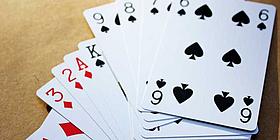 Spielkarten 3, 2 und Ass in Karo und König, 9, 8, 7, 6 in Pique
