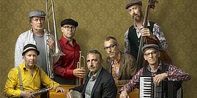 Sieben Klezmer-Musiker mit verschiedenen Instrumenten