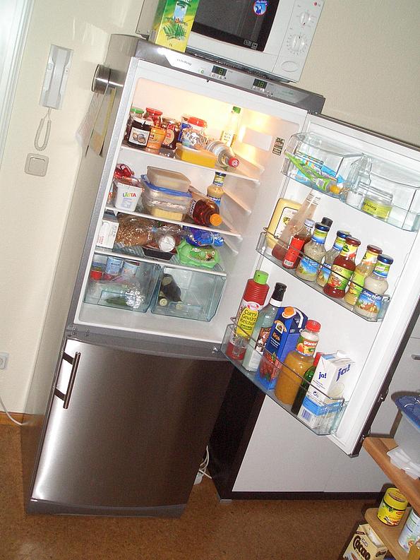 Offener Kühlschrank mit vielen Lebensmitteln