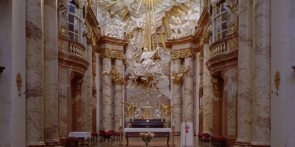 Prunkvoll gestalteter Hochaltar in der Karlskirche in Wien.