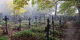 Mystischer Friedhof, schwarze Kreuez an einem düsteren Herbsttag