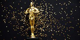 Goldener Oscar vor schwarzem Hintergrund