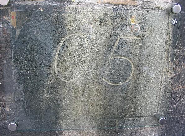 O5 in die Fassade des Stephansdoms geritzt.