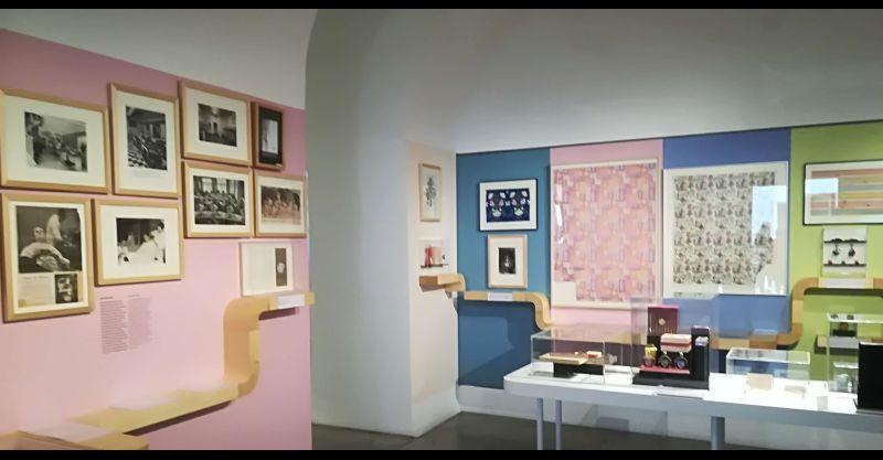 Ausstellungsraum mit bunten Wänden
