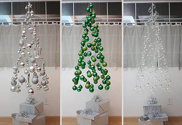 Unsichtbarer Weihnachtsbaum. Christbaumkugeln hängen von der Decke
