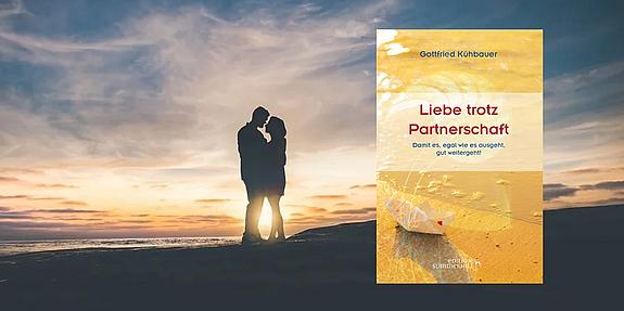 Pärchen steht am Strand vor Sonnenuntergang und küsst sich, davor Buchcover von Gottfried Kühbauer